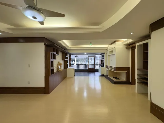 Hall de entrada com piso claro e detalhes em madeira.