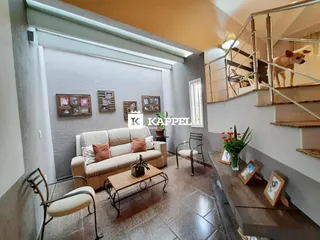 Esta é uma foto da sala de estar com sofá e decoração.