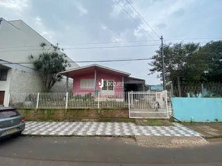 Fachada de uma residência em Lajeado, Brasil, com cerca branca.