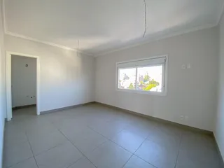 Esta é uma sala de estar com piso de cerâmica e uma janela que oferece uma vista externa.