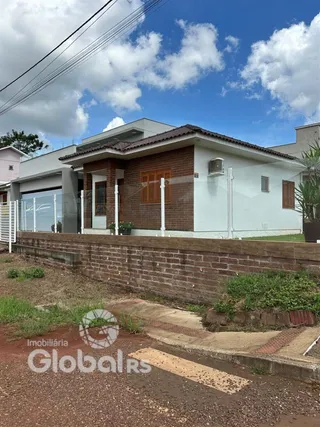 Fachada de uma casa residencial em Lajeado, Brasil, com alvenaria de tijolo aparente.