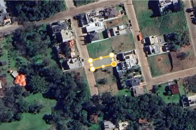 Vista aérea de uma área residencial em Lajeado, mostrando casas e vegetação.