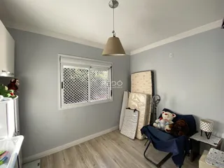 Quarto com parede cinza e janela no interior de uma residência.