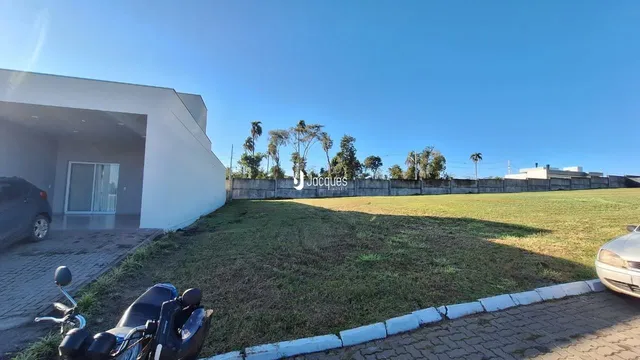 Vista da fachada de uma residência com um grande gramado.
