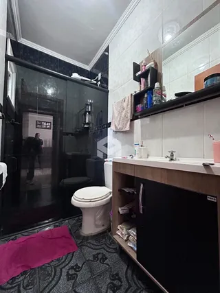 Foto de um banheiro com revestimento cerâmico e vaso sanitário.