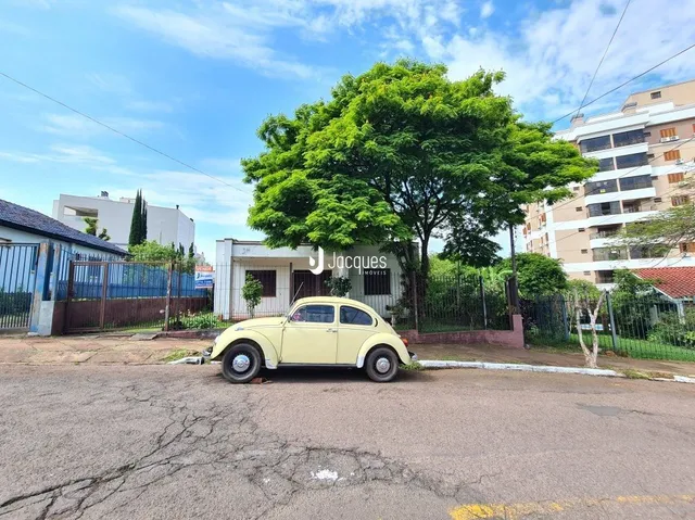 Vista externa de uma rua com um carro estacionado.