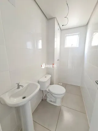 Foto de um banheiro interno com azulejos brancos.