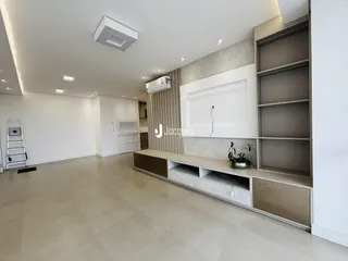 Ambiente interno de uma sala de estar moderna com piso claro e paredes brancas.