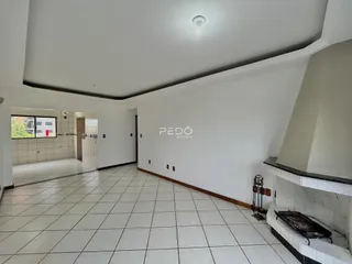 Hall de entrada com piso de cerâmica e parede branca em imóvel no Brasil.