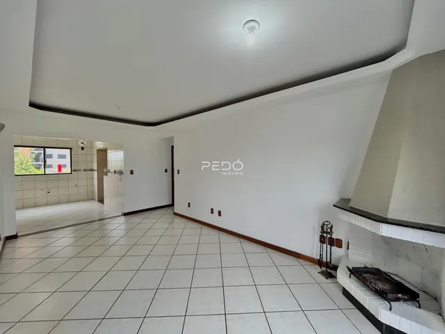 Hall de entrada com piso de cerâmica e parede branca em imóvel no Brasil.