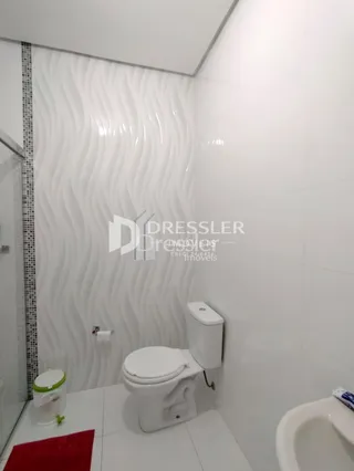 Foto de um banheiro com vaso sanitário branco.