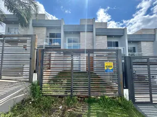 Fachada de uma residência moderna com portão de metal.