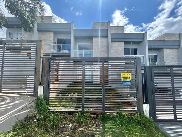Fachada de uma residência moderna com portão de metal.