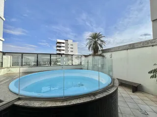 Foto de uma área externa com uma banheira de hidromassagem em um apartamento em Lajeado.