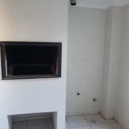 Parede branca com um nicho ou lareira em um ambiente interno.