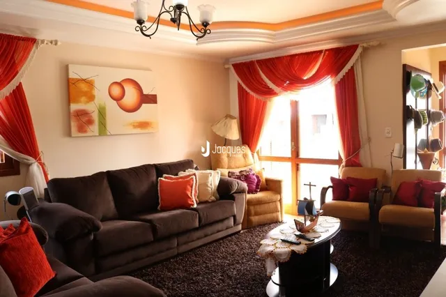 Sala de estar com sofá e cortinas vermelhas.