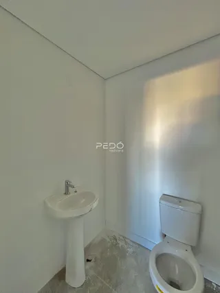 Foto de um banheiro com pia e vaso sanitário.