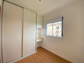 Interior de um cômodo com armários embutidos e piso de madeira.