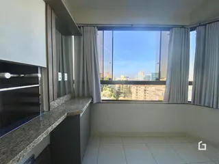 Vista interna de uma sala com janela e bancada em Lajeado, Brasil.