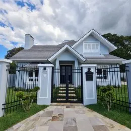 Fachada de uma residência com cerca de metal em Lajeado, Brasil.