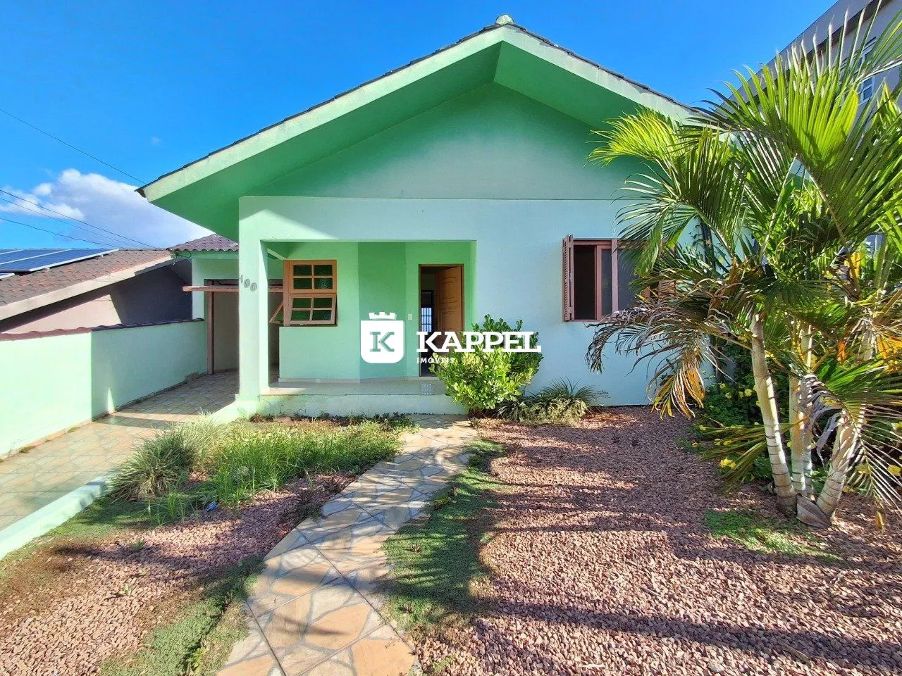 Fachada de uma casa verde em Lajeado, Brasil.