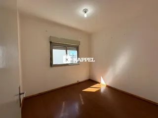 Foto de um cômodo interno com piso de madeira e janela.