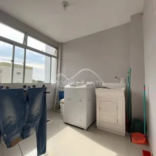 Ambiente interno com piso claro e grandes janelas em uma residência.