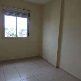 Foto de uma janela grande em uma parede clara de um imóvel.