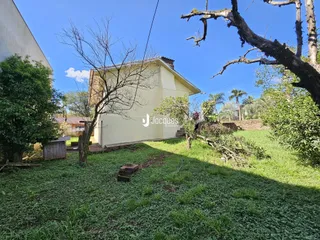 Vista externa de uma casa com jardim e árvores em Lajeado, Brasil.