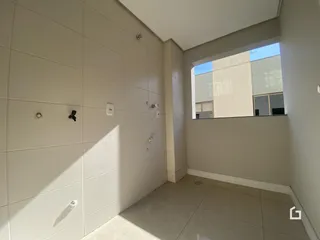 Parede interna de um imóvel com piso de cerâmica.