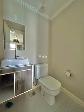 Foto de um banheiro com pia e vaso sanitário.