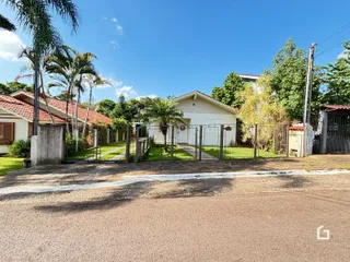 Vista da fachada de uma residência em Lajeado, Brasil com cerca e jardim.