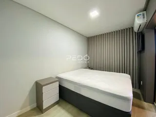Quarto com cama e armário em um imóvel no Brasil.