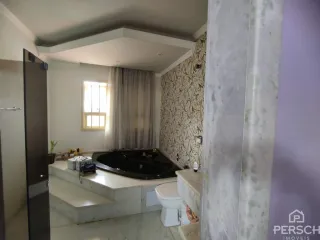 Foto de um banheiro interno com banheira e parede texturizada.