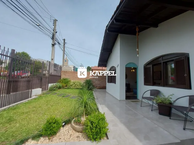 Fachada da casa em Lajeado, com jardim frontal e cerca.