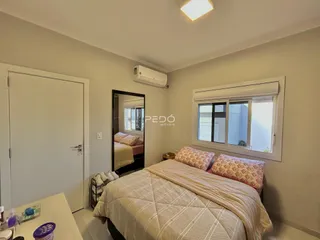 Quarto interno com cama e janela em imóvel no Brasil.