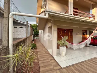Fachada de uma residência em Lajeado, Brasil, com área externa.