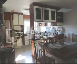 Imagem de uma sala de estar com armários em madeira e piso claro.