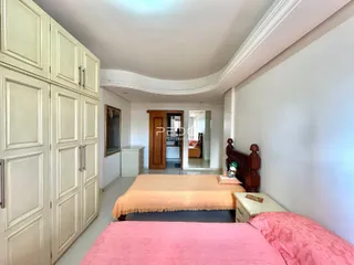 Quarto com armários embutidos e cama de casal em um imóvel em Lajeado.