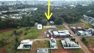 Vista aérea de um loteamento residencial em Lajeado, Brasil, mostrando várias construções modernas.