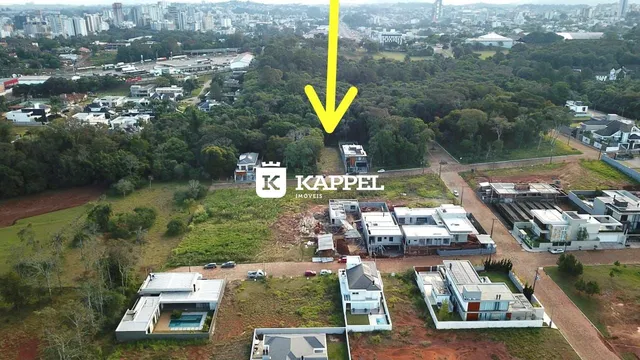 Vista aérea de um loteamento residencial em Lajeado, Brasil, mostrando várias construções modernas.