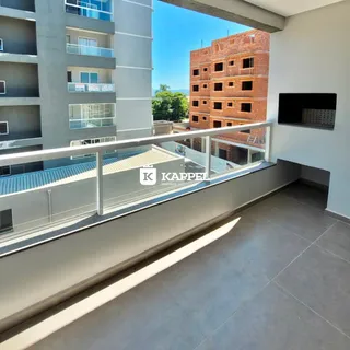 Foto da varanda de um apartamento em Lajeado, mostrando a vista da cidade.
