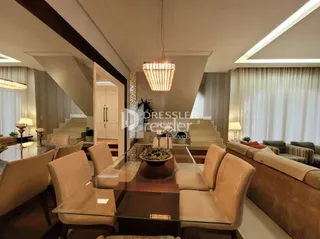 Sala de estar moderna com sofá e mesa de centro em um imóvel no Brasil.