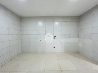 Foto de um banheiro com revestimento cerâmico branco.