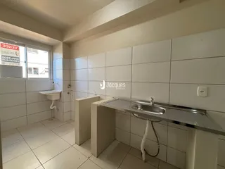 Foto de um banheiro com revestimento cerâmico branco.