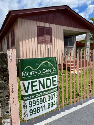 Fachada de uma residência em Lajeado, Brasil, com uma placa de venda visível.