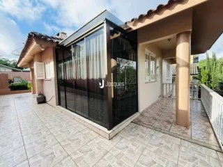 Fachada de uma residência em Lajeado, Brasil, com grande estrutura de vidro.