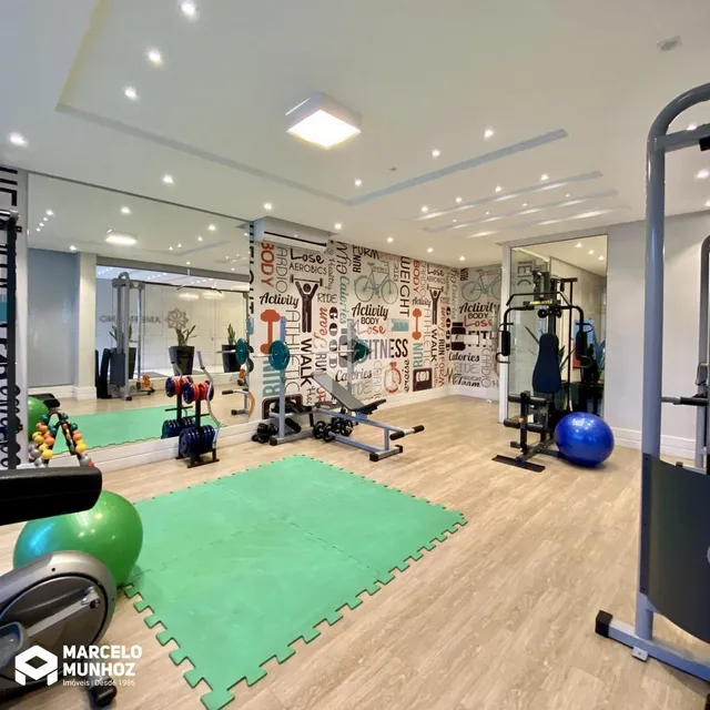 Imagem de uma área comum com equipamentos de ginástica em um imóvel.
