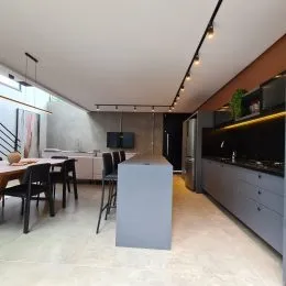 Foto de uma sala de jantar com mesa e cadeiras em um imóvel.