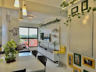Sala de estar com grande janela e decoração moderna em Lajeado.